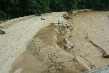 Tu Mơ Rông “oằn mình” sau bão - 3