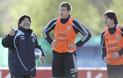 Maradona chọn cặp Messi-Palermo cho đại chiến với Peru - 1