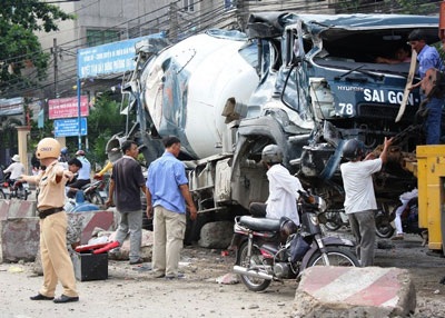 Xe trộn bê tông ủi bay 15m dải phân cách - 1 Xe trộn bê tông ủi bay 15m dải phân cách - 1