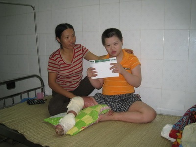 Bạn đọc chia sẻ với cậu bé hoại tử chân - 1 Bạn đọc chia sẻ với cậu bé hoại tử chân - 1