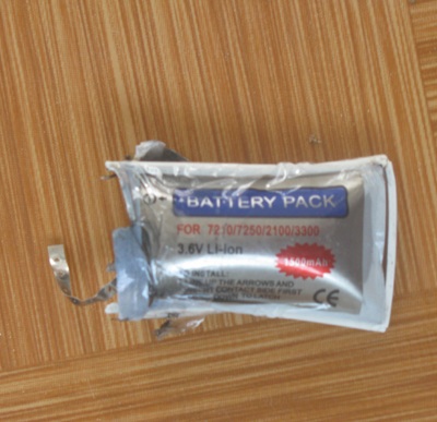 Pin điện thoại phát nổ, cả phòng hoảng loạn - 1