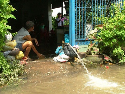 Vỡ bờ bao sông Sài Gòn, dân khốn khổ vì triều cường - 3