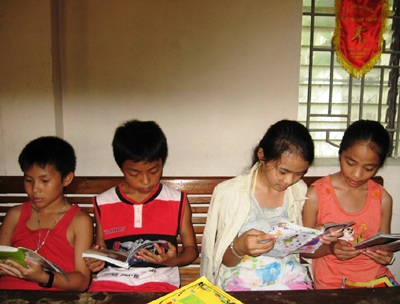 Tủ sách khuyến học của ông Thân - 2