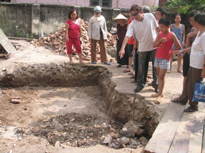 Nô nức đi xem “cụ” rùa đá 1,4 tấn ở chùa Kim Liên - 3 Nô nức đi xem “cụ” rùa đá 1,4 tấn ở chùa Kim Liên - 3