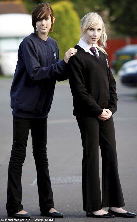 Nữ sinh bị cấm mặc quần bó sát  - 2