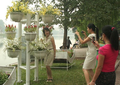 Nắng vàng, hoa tươi và sự tất tưởi của “phó nháy” - 2 Nắng vàng, hoa tươi và sự tất tưởi của “phó nháy” - 2