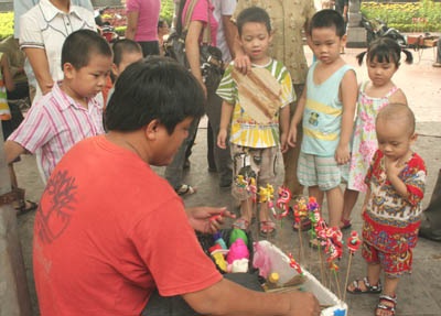 Nắng vàng, hoa tươi và sự tất tưởi của “phó nháy” - 9 Nắng vàng, hoa tươi và sự tất tưởi của “phó nháy” - 9