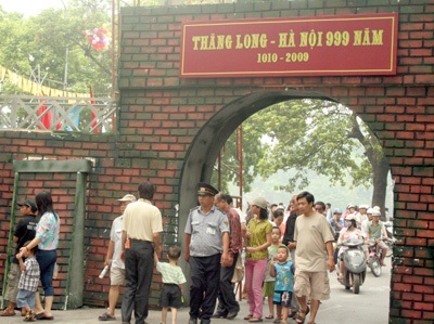 Nắng vàng, hoa tươi và sự tất tưởi của “phó nháy” - 3 Nắng vàng, hoa tươi và sự tất tưởi của “phó nháy” - 3