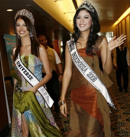 Hoa hậu Hoàn vũ trao vương miện cho tân hoa hậu Indonesia - 1