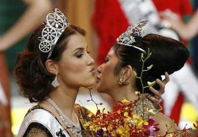 Hoa hậu Hoàn vũ trao vương miện cho tân hoa hậu Indonesia - 8