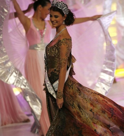 Hoa hậu Hoàn vũ trao vương miện cho tân hoa hậu Indonesia - 4