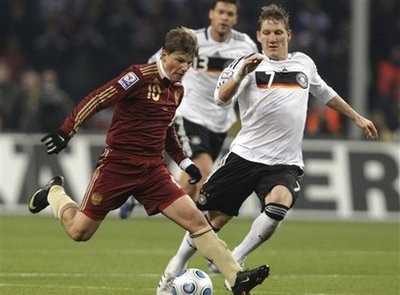 Hạ “gấu Nga”, Đức đoạt vé dự World Cup 2010 - 2