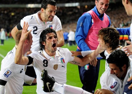 Italia góp mặt cùng “anh hào”, Pháp ngậm ngùi chơi play-off - 1