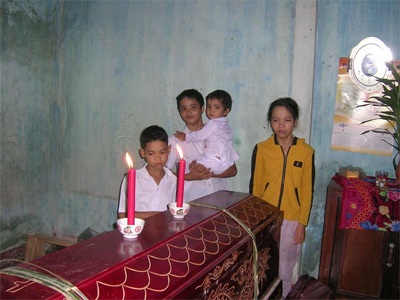 "Nội ơi, ba mẹ con đâu rồi?" - 1