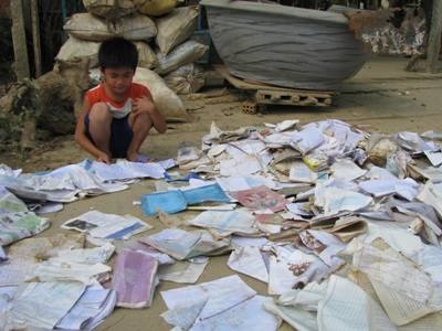 Sách nát hết, em tay không, chân lấm đến trường - 2 Sách nát hết, em tay không, chân lấm đến trường - 2