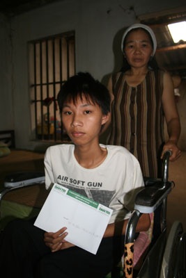 Mẹ con chị Phiến nhận quà nhân ái - 2 Mẹ con chị Phiến nhận quà nhân ái - 2