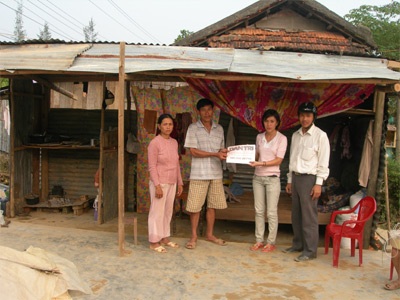 Chia sẻ khó khăn với người dân nơi bão lũ đi qua - 1 Chia sẻ khó khăn với người dân nơi bão lũ đi qua - 1