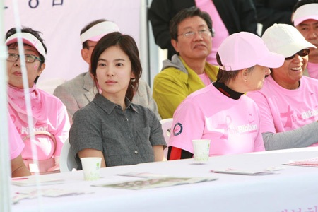 Song Hye Kyo rạng rỡ trong nắng thu - 17