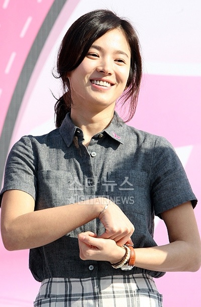 Song Hye Kyo rạng rỡ trong nắng thu - 2