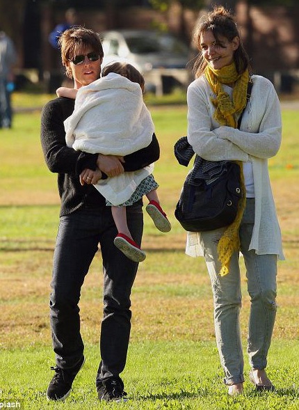 Katie tranh luận với Tom vì chọn trường cho con - 1