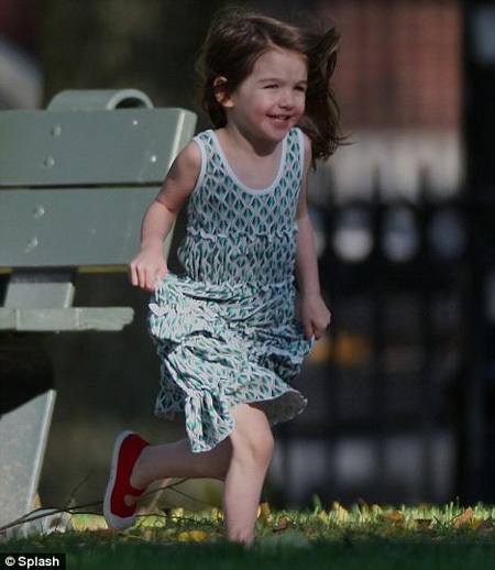 Katie tranh luận với Tom vì chọn trường cho con - 10