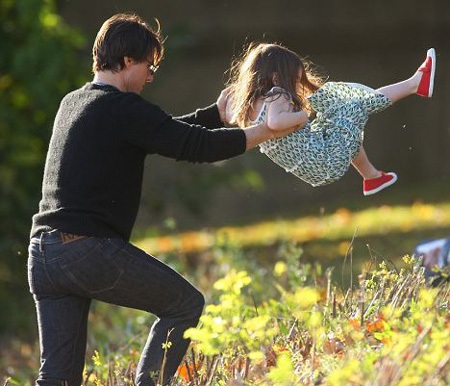 Katie tranh luận với Tom vì chọn trường cho con - 6