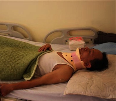 Sinh viên không đội mũ bảo hiểm, tông xe vào công an - 1