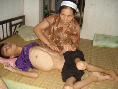 Mẹ con chị Phiến nhận quà nhân ái - 1 Mẹ con chị Phiến nhận quà nhân ái - 1