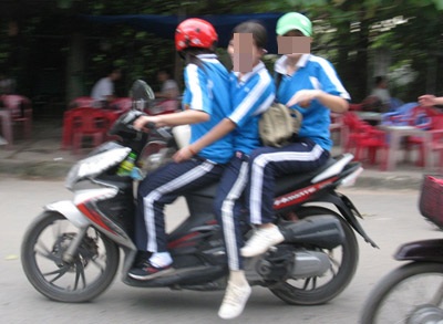 Chở ba, không mũ bảo hiểm, sinh viên vẫn… cười - 3 Chở ba, không mũ bảo hiểm, sinh viên vẫn… cười - 3