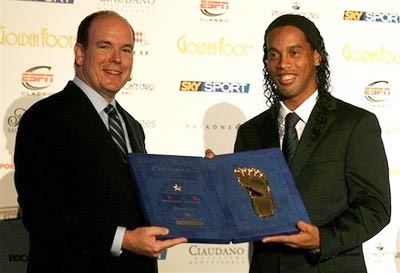Ronaldinho bất ngờ nhận giải “Bàn chân vàng 2009” - 1 Ronaldinho bất ngờ nhận giải “Bàn chân vàng 2009” - 1