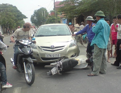 Sang đường bất cẩn, hai vợ chồng bị ô tô tông - 1