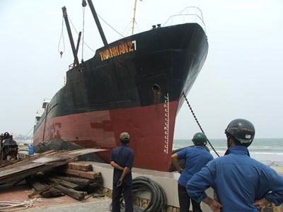 Tàu nghìn tấn mắc cạn được cứu hộ thành công - 1 Tàu nghìn tấn mắc cạn được cứu hộ thành công - 1