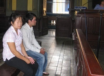 Chiếm đoạt hơn 1 tỷ đồng, 2 sinh viên lĩnh 8 năm tù  - 1