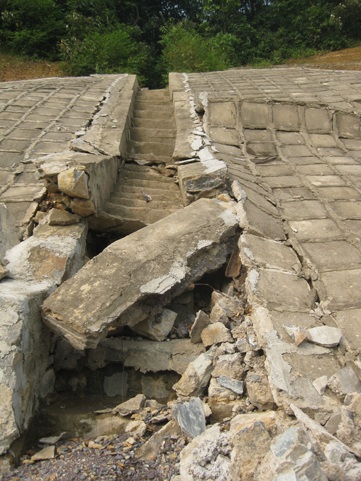 Đường “rách” sau bão số 9: Lỗi tại địa chất và khí hậu? - 3