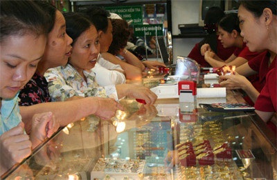 Tăng tiếp 35.000 đồng, vàng lập kỷ lục 2,39 triệu đồng/chỉ - 1