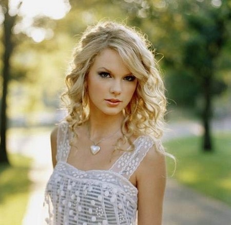 “Công chúa nhạc đồng quê” Taylor Swift dẫn đầu đề cử  - 1