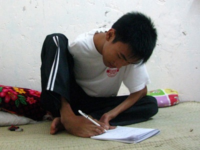 Khâm phục chàng trai viết bằng chân đỗ 2 trường ĐH - 1