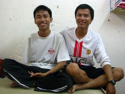 Khâm phục chàng trai viết bằng chân đỗ 2 trường ĐH - 2