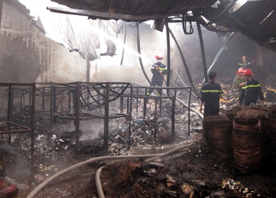 “Bà hoả” thiêu rụi kho hàng của công ty thiết bị điện - 1