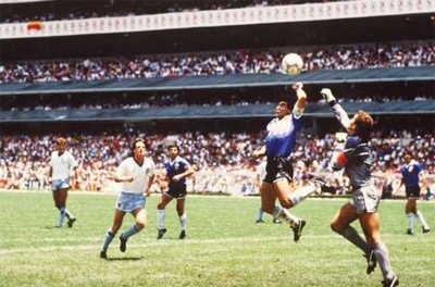 9 khoảnh khắc “điên rồ” nhất của Maradona - 3 9 khoảnh khắc “điên rồ” nhất của Maradona - 3