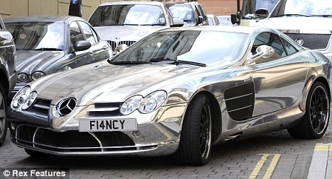 Cầu thủ El-Hadji Diouf khoe xe Cadillac mạ vàng - 3 Cầu thủ El-Hadji Diouf khoe xe Cadillac mạ vàng - 3