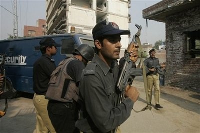 Pakistan rung chuyển bởi một loạt vụ tấn công mới - 2 Pakistan rung chuyển bởi một loạt vụ tấn công mới - 2