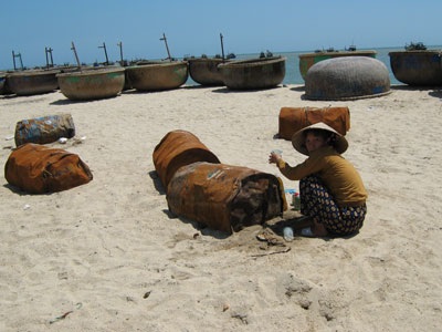Thùng phuy lạ vẫn ngổn ngang, dân hứng chất lỏng về dùng - 1