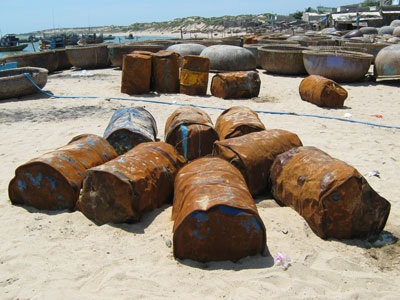 Thùng phuy lạ vẫn ngổn ngang, dân hứng chất lỏng về dùng - 3