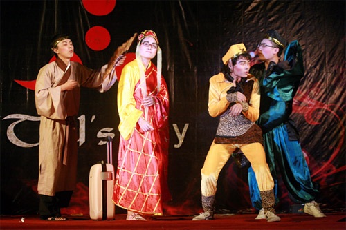Sinh viên Ngoại Thương cực nhộn với “Đêm mặt trời” - 1 Sinh viên Ngoại Thương cực nhộn với “Đêm mặt trời” - 1
