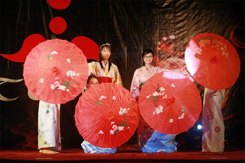 Sinh viên Ngoại Thương cực nhộn với “Đêm mặt trời” - 12 Sinh viên Ngoại Thương cực nhộn với “Đêm mặt trời” - 12