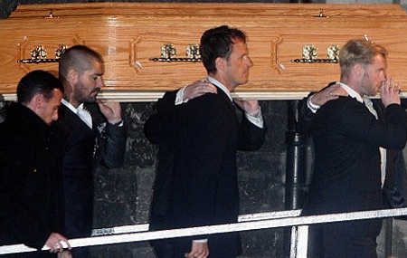 Nhóm Boyzone thức qua đêm bên lĩnh cữu Stephen Gately - 1