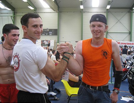 Chàng trai sở hữu cánh tay to như bắp chuối - 2