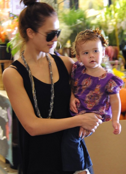 Theo chân mẹ con Jessica Alba đi sắm đồ Halloween  - 1