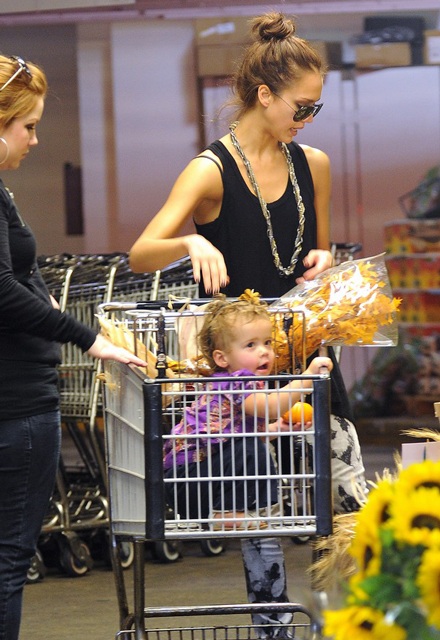 Theo chân mẹ con Jessica Alba đi sắm đồ Halloween  - 9